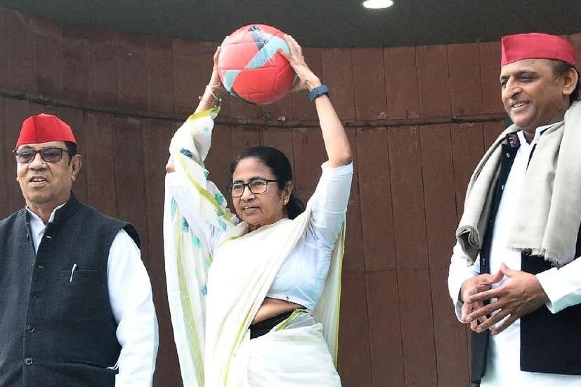মোহনবাগানের কথা উঠলেই তিনি আবেগপ্রবণ হয়ে পড়েন। মোহনবাগান ক্লাবের আবেগ, ঐতিহ্য তাঁকেও স্পর্শ করে। এদিন সাফ জানালেন মুখ্যমন্ত্রী।