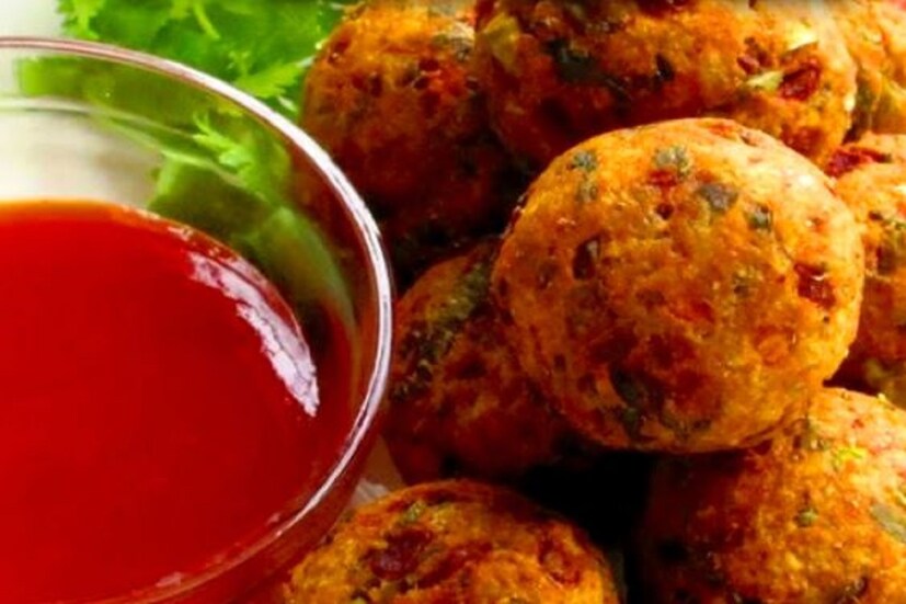 রাইস বল তৈরি করতে রান্না করা চাল, পনির, সুইট কর্ন, ধনেপাতা, নুন এসব ভাল করে মিশিয়ে নিন। এবার সেগুলোর ছোট ছোট বল তৈরি করে চালের গুঁড়ো করে গরম তেলে সোনালি বাদামি হওয়া পর্যন্ত ভাজুন। এগুলিকে একটি টিস্যু পেপারে সরিয়ে অতিরিক্ত তেল মুছে ফেলুন। রাইস বল প্রস্তুত।