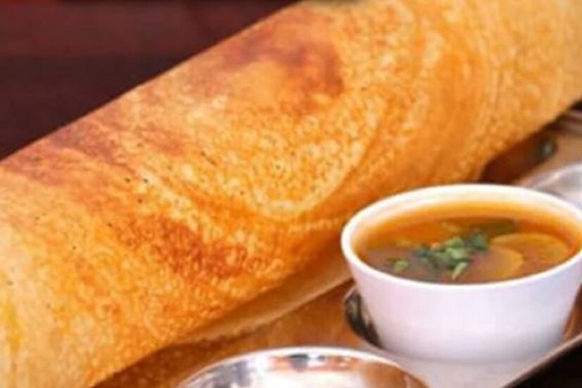 চালের দোসা তৈরি করতে প্রথমে রান্না করা ভাতে দই, নুন মিশিয়ে মিক্সারে মিহি পেস্ট তৈরি করুন। এবার এতে মিহি করে কাটা পেঁয়াজ দিয়ে ডোসা তৈরি করুন। নারকেল চাটনির সঙ্গে গরম দোসা উপভোগ করুন।