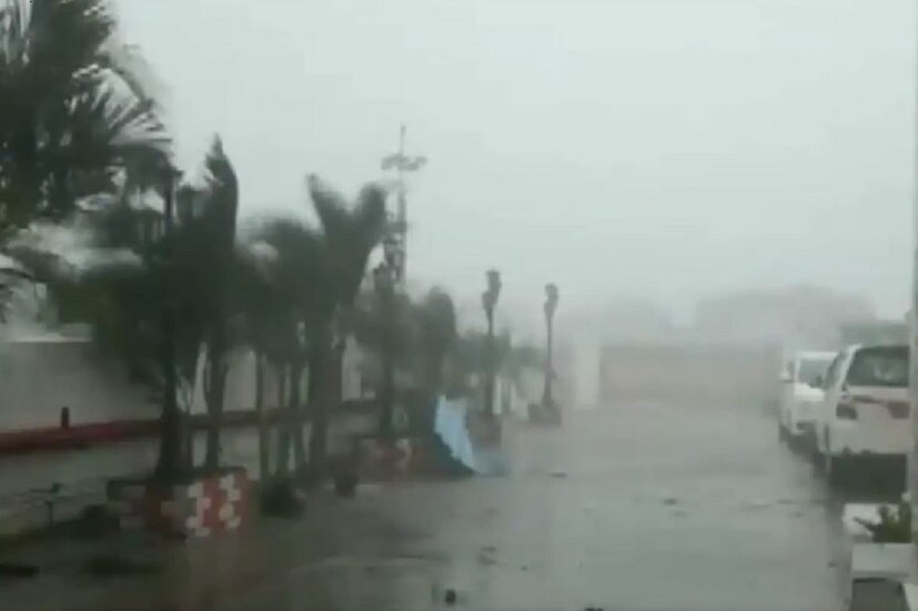 সোমবার থেকেই অবশ্য দক্ষিণবঙ্গের সব জেলায় আবহাওয়ার পরিবর্তন চোখে পড়বে৷ শুরু হবে দুর্যোগপূর্ণ আবহাওয়া৷ উপকূলের জেলাগুলিতে মাঝারি বৃষ্টির পাশাপাশি দক্ষিণবঙ্গের বাকি জেলাগুলিতে হালকা বৃষ্টির সম্ভাবনা রয়েছে৷ 