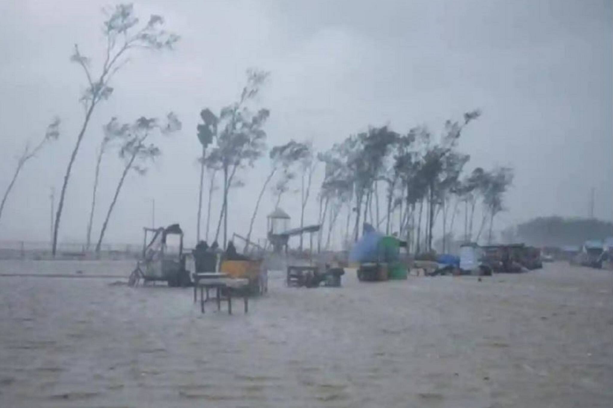 Weather Alert: বঙ্গোপসাগরে নিম্নচাপের ফলে দফায় দফায় বৃষ্টি, উত্তাল সমুদ্র, দুর্যোগ মোকাবিলায় তৎপর পূর্ব মেদিনীপুর জেলা প্রশাসন