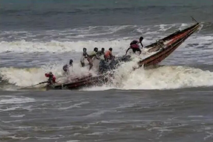 গত দু’দিন ধরে নিম্নচাপের দুর্যোগের ধাক্কায় এক প্রকার হোটেল বন্দি হয়ে পড়েছিলেন বেশিরভাগ পর্যটক। বাইরে থেকে আসা পর্যটকদের মনে আশঙ্কা ছিল আজও কি ঘরবন্দি থাকতে হবে?