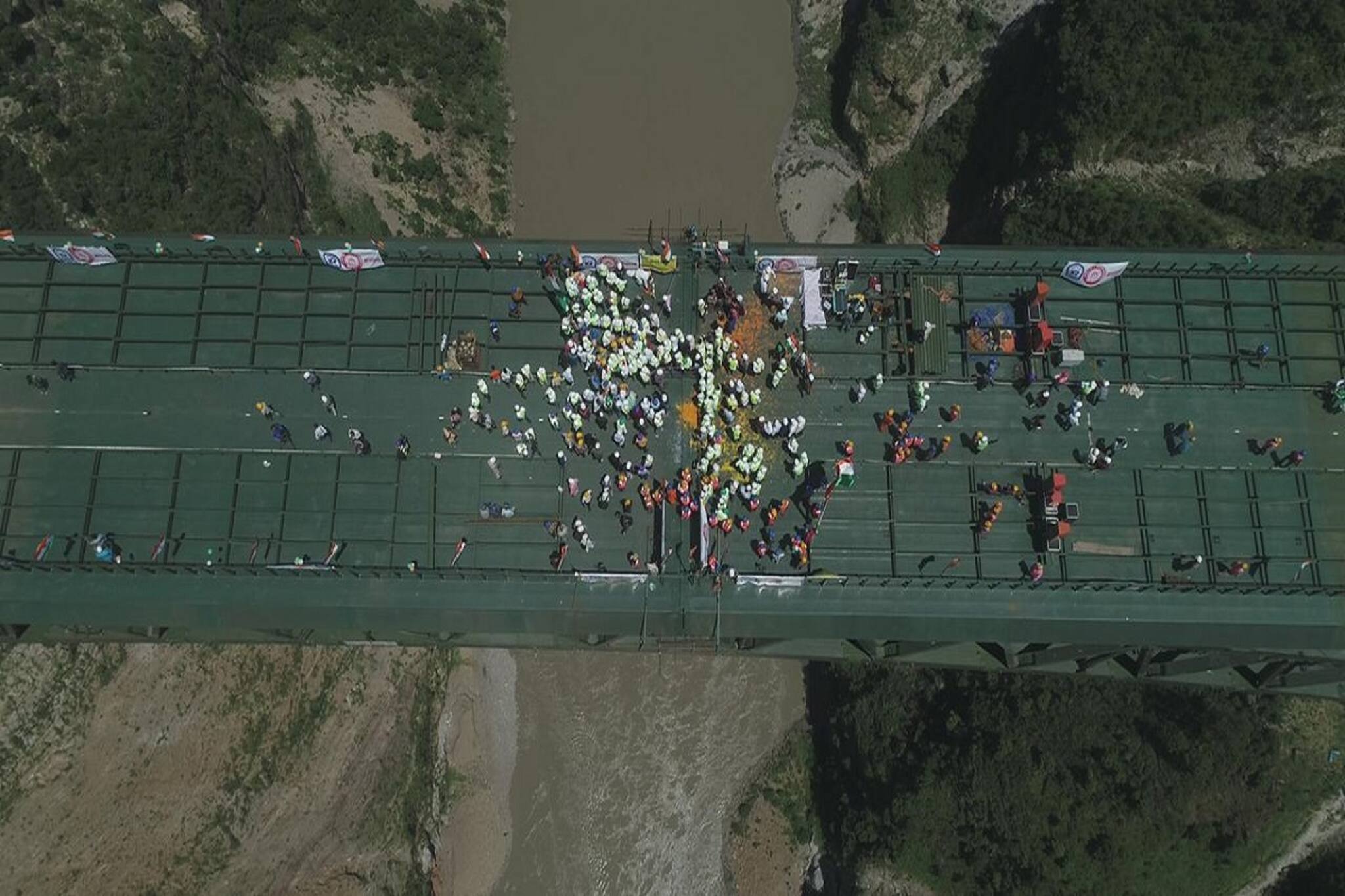 ১৮ বছরের অপেক্ষা, এক মিনিট ৩২ সেকেন্ডে সম্পন্ন হল চেনাবের গোল্ডেন জয়েন্ট