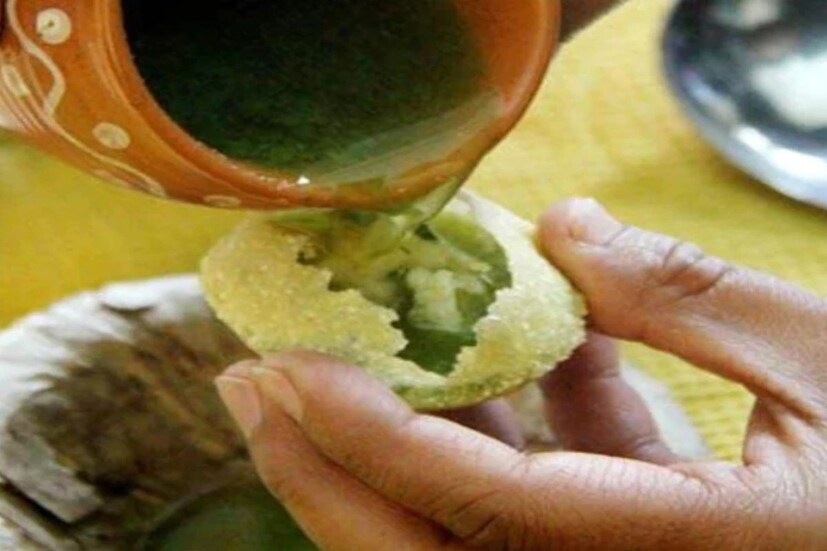 বর্ষায় জলবাহিত রোগ এই রাজ্যেও দেখা যায়। ডায়ারিয়া, টাইফয়েডের মতো রোগ যে কোনও সময় হানা দিতে পারে। তাই পরিষ্কার-পরিচ্ছন্ন থাকা, পরিষ্কার জল খাওয়া উচিত। কিন্তু রাস্তার ফুচকার দোকানগুলিতে তা কি মানা হচ্ছে আদৌ?