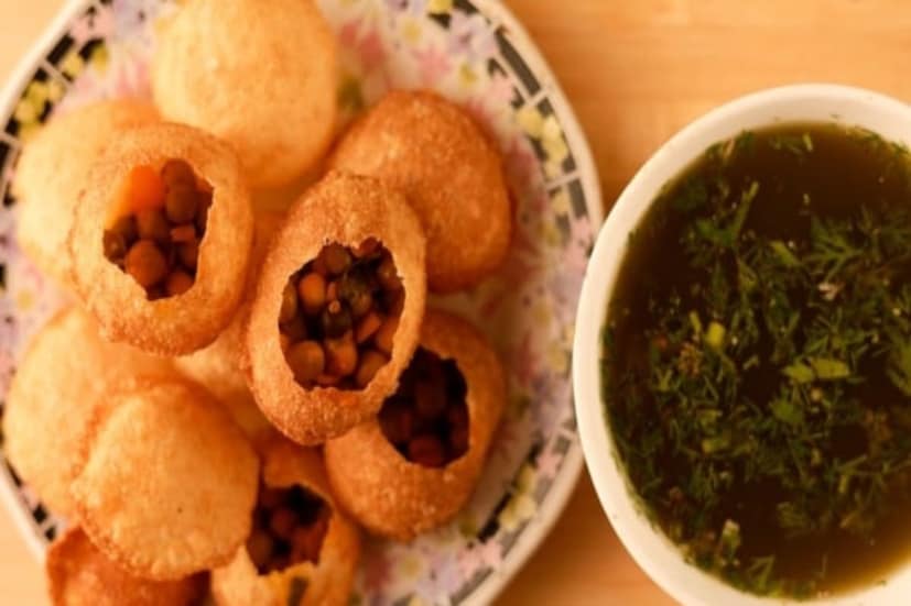ফুচকার নাম শুনলে জিভে জল আসে না এমন মানুষ খুব কমই আছেন৷ রাস্তার ধারে এমন কোনও ফুচকার দোকান নেই, যা ফাঁকা!