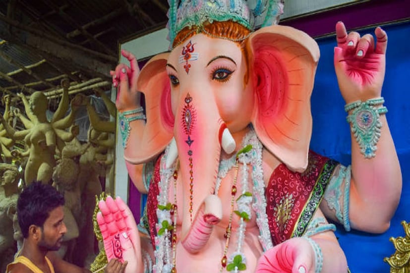 আজ গণেশ চতুর্থী। প্রত্যেক দেবী-দেবতার পুজোয় মন্ত্র জপের রয়েছে এক বিশেষ মাহাত্ম্য। নিত্যপুজোয় তেমনই গণেশের মন্ত্র জপ করেও নানান বাধা-বিঘ্ন থেকে মুক্তি পাওয়া যায়। আজ বিশেষ তিথিতে গণেশ পুজোয় নিন কিছু বিশেষ যত্ন। কারণ এই পুণ্য তিথিতে রাশি অনুযায়ী গণেশের পুজো করলে ও তাঁর মন্ত্র জপ করলে সুফল পেতে পারেন।