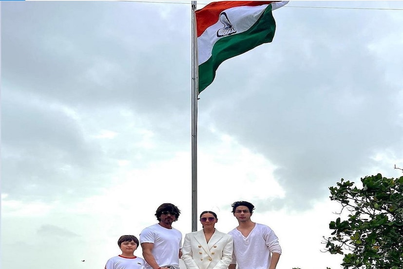 দেশজুড়ে শুরু হয়ে গিয়েছে 'হর ঘর তিরঙ্গা' র উদযাপন। কয়েক দিন আগেই ওই উদ্যোগ নিয়ে আহ্বান জানিয়েছেন দেশের প্রধানমন্ত্রী নরেন্দ্র মোদি। আর সেই ডাকে সাড়া দিয়ে গোটা দেশের বিভিন্ন প্রান্তে দেশের জাতীয় পতাকা লাগানোর উদ্যোগ চলছে। বাড়ির ছাদ থেকে কর্মস্থলে সমস্ত জায়গায় দেশের জাতীয় পতাকা লাগানোর উদ্যোগ দেখা যাচ্ছে। স্বাধীনতার ৭৫ তম বর্ষে বলিতারকারাও শুভেচ্ছাবার্তা জানালেন অনুরাগীদের। এদিন, শাহরুখ খান মন্নত-এ জাতীয় পতাকা উত্তোলন করেন। সঙ্গে ছিলেন স্ত্রী গৌরী খান, ছেলে আরিয়ান ও আব্রাম। 