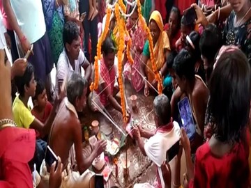 মহা ধুমধামের সঙ্গে হল ব্যাঙের বিয়ে
