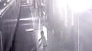 চলন্ত ট্রেন থেকে নামতে গিয়ে বিপত্তি