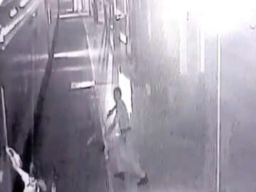 চলন্ত ট্রেন থেকে নামতে গিয়ে বিপত্তি