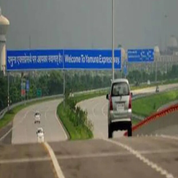 যমুনা এক্সপ্রেস ইন্ডিস্ট্রিয়াল ডেভেলপমেন্ট অথোরিটি সম্প্রতি টোল ট্যাক্স বৃদ্ধি করার সিদ্ধান্ত নিয়েছে ৷ নতুন টোল ট্যাক্স ১ সেপ্টেম্বর থেকে লাগু করা হবে ৷ এবার ছোট গাড়ির ক্ষেত্রে যমুনা এক্সপ্রেস দিয়ে যাওয়ার জন্য প্রতি কিলোমিটারে ১০ পয়সা বেশি দিতে হবে ৷ কর্মাশিয়াল গাড়ির ক্ষেত্রে ৫২ পয়সা বেশি দিতে হবে ৷ 
