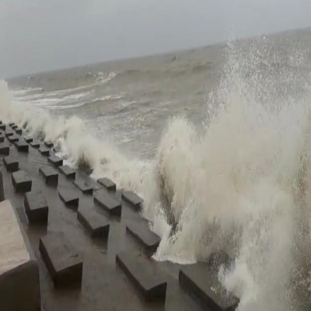 এদিকে বঙ্গোপসাগরে আরও শক্তিশালী হয়ে ওড়িশা উপকূলের নিম্নচাপ ঘুরেছে ছত্তীসগঢ়ের দিকে। এর ফলে রাজ্যের উপকূলবর্তী জেলাগুলিতে ভারী বৃষ্টির সম্ভাবনা থাকলেও হালকা থেকে মাঝারি বৃষ্টি হবে দক্ষিণবঙ্গের বাকি জেলাগুলিতে। এমনটাই জানিয়েছে আবহাওয়ার লেটেস্ট আপডেট।