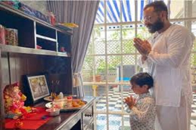 সইফ আলি খান তাঁর দুই ছেলেকে নিয়েই প্রতি বছর গণেশ চতুর্থী পালন করেন ৷ গত বছর বেবো অর্থাৎ করিনা কাপুর খান গণেশ চতুর্থীর বেশ কিছু ছবি সোশ্যাল মিডিয়ায় শেয়ার করেছিলেন ৷ ফাইল ছবি ৷