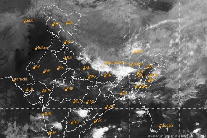 বুধবার ভারী থেকে অতি ভারী বৃষ্টির সম্ভাবনা আলিপুরদুয়ার, জলপাইগুড়ি এবং দার্জিলিং জেলাতে। বাকি জেলাগুলিতেও ভারী বৃষ্টি। সঙ্গে বজ্রবিদ্যুৎ সহ হালকা মাঝারি বৃষ্টি হবে বেশ কিছু এলাকায়। Photo- IMD/Sattellite Image 