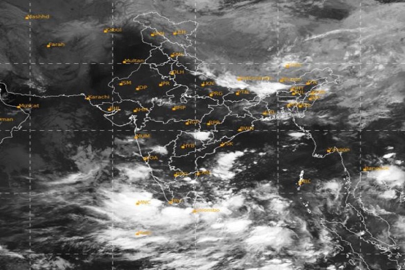 #কলকাতা: বেশ লাগাতার বৃষ্টিতে টানা কয়েকদিন স্বস্তিতে কেটেছিল কলকাতা সহ দক্ষিণবঙ্গবাসীর৷ তবে যেই দু -তিন ধরে বৃষ্টির পরিমাণ অনেকটাই কমে গেছে তাতেই ফের একবারে দুঃসহ আবহাওয়ায় পচে মরার মতো অবস্থা সকলের আর আজকের ওয়েদার আপডেটেও সেভাবে স্বস্তির পূর্বাভাস নেই৷ বুধবারও সারাদিন তাপমাত্রা ও আপেক্ষিক আর্দ্রতাজনিত অস্বস্তির কারণে নাজেহাল হবে জীবন৷ Photo- IMD/Sattellite Image 