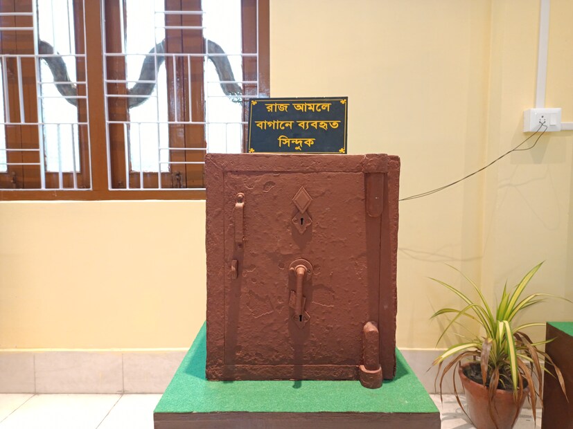 রাজ আমলের ব্যবহৃত এই সিন্দুকে পার্কের সমস্ত গুরুত্বপূর্ণ নথি এবং টাকা রাখা হত। 
