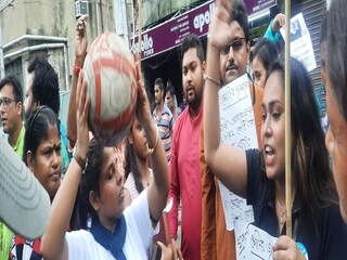 গেরুয়া শিবিরের কর্মী সমর্থকদের মুখেও তখন 'খেলা হবে, খেলা হবে' স্লোগান
