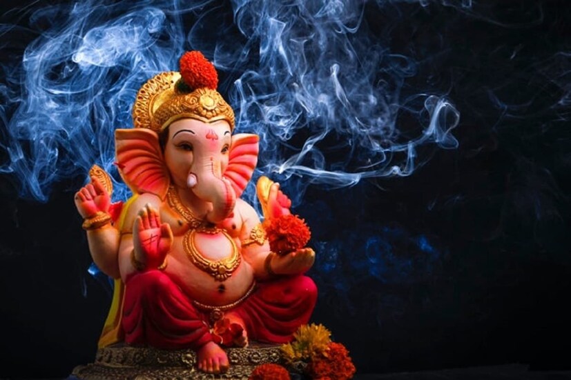 কুম্ভ ও মীন রাশি (Aquarius And Pisces Zodiac) শাস্ত্র মতে কুম্ভ রাশির জাতকদের প্রতিদিন এক মালা করে ওম অন্তরিক্ষায় স্বাহা মন্ত্র জপ করবেন। এর প্রভাবে সমস্ত দুঃখ দূর হবে ও ব্যক্তির জীবনে শুভ শক্তির আগমন ঘটবে। আবার মীন রাশির জাতকরা যদি গণেশ চতুর্থী থেকে প্রতিদিন ওম গং গণপতয়ে নমঃ মন্ত্র জপ করেন, তা হলে তাঁদের সমস্ত দুঃখ, কষ্ট দূর হবে। এ ক্ষেত্রে এক মালা অর্থাৎ ১০৮ বার মন্ত্র জপ করার পরামর্শ দেওয়া হয়।
