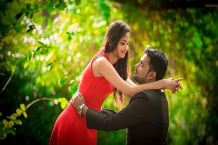 সম্পর্কের ক্ষেত্রে একেক বয়সে নারী-পুরুষের পছন্দ বদলাতে থাকে। অন্তত প্রবণতা সেকথাই বলে। এই সংক্রান্ত অধিকাংশ সমীক্ষা বলছে, মধ্যবয়সে নারীদের সম্পর্কে জড়ানোর ক্ষেত্রে তাদের প্রথম পছন্দ হন কম বয়সি পুরুষরা।