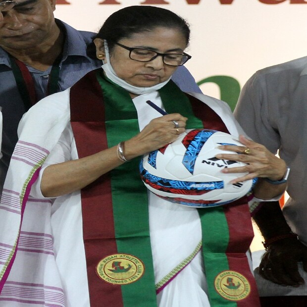 ফুটবলের ওপর নিজের সই করলেন মুখ্যমন্ত্রী। তারপর কয়েকবার বল নাচিয়ে দিয়ে দিলেন সমর্থকদের মধ্যে