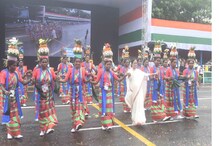 ৭৫তম স্বাধীনতা দিবস পালন, জঙ্গলমহলের শিল্পীদের সঙ্গে পা মেলালেন মুখ্যমন্ত্রী ৭৫তম স্বাধীনতা দিবস পালন, জঙ্গলমহলের শিল্পীদের সঙ্গে পা মেলালেন মুখ্যমন্ত্রী