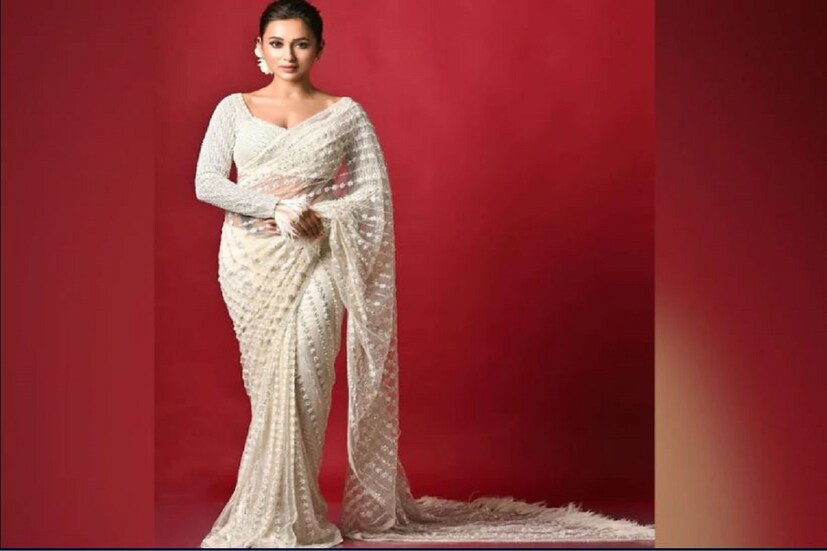 অভিনেত্রী ট্র্যাডিশানাল পোশাকে নিজেকে মেলে ধরেছেন৷ ফ্যানরাও নিজেদের পছন্দের অভিনেত্রীর এই স্নিগ্ধ অথচ আবেদনময়ী রূপের দারুণ প্রশংসায় মজেছেন৷