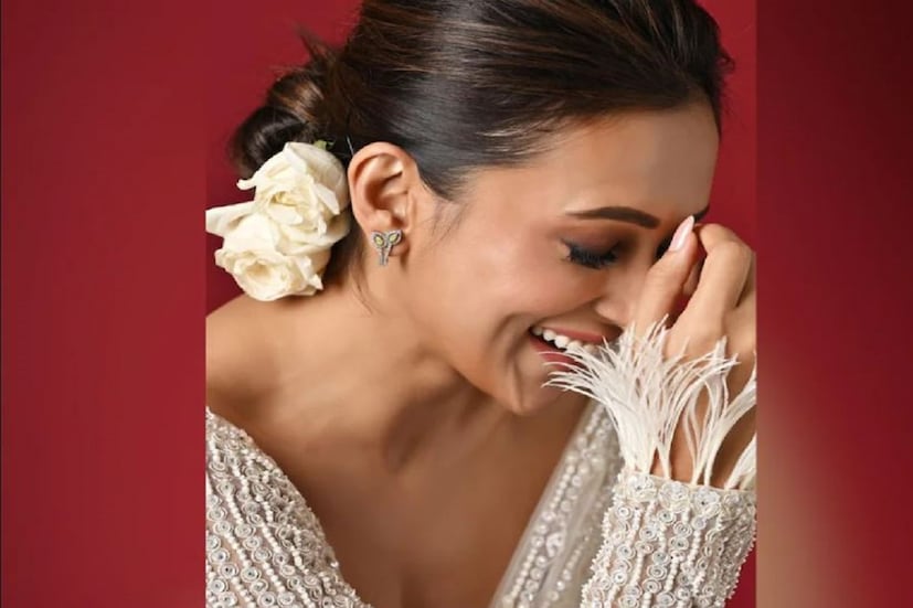 মিমির ছবিকে আরও সৌন্দর্য্যবর্দ্ধক হয়েছে তাঁর মিলিয়ন ডলার স্মাইল৷ 