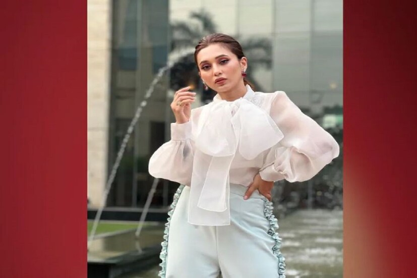 পশ্চিমবঙ্গের যাদবপুর লোকসভা কেন্দ্র থেকে নির্বাচিত তৃণমূল সাংসদ মিমি চক্রবর্তী রাজনৈতিক এবং টলিউড অভিনেত্রীর জীবনে দারুণ ভারসাম্য বজায় রেখে চলেন৷ 