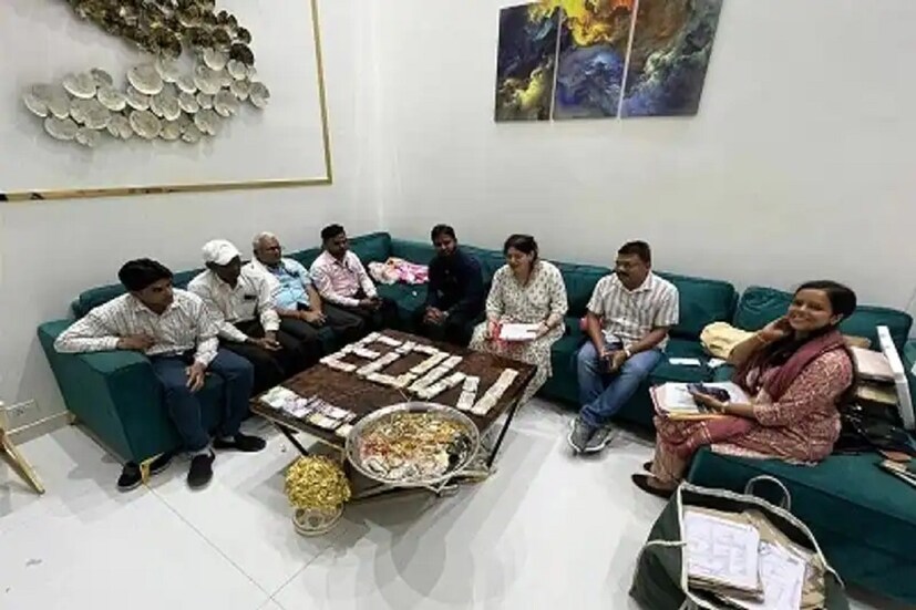 আশ্চর্যজনকভাবে, এই পরিমাণ RTO সন্তোষ পাল সিং-এর মালিকানাধীন সম্পত্তির সামান্য অংশ মাত্র। জানা গিয়েছে, মধ্যপ্রদেশের ওই সরকারি আধিকারিক সন্তোষ পাল সিং ৩০০ কোটি টাকার সম্পদের মালিক। সন্তোষ পাল নিজে আরটিও আধিকারিক। তাঁর স্ত্রী রেখা পালও একই অফিসে করণিকের কাজ করেন। 