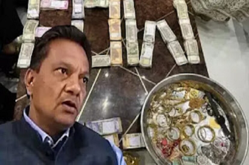  দিন কয়েক আগেই এসএসসি দুর্নীতির তদন্ত করতে গিয়ে রাজ্যের প্রাক্তন মন্ত্রী পার্থ চট্টোপাধ্যায়ের ঘনিষ্ঠ অর্পিতা মুখোপাধ্যায়ের দুটি ফ্ল্যাট থেকে প্রায় ৫০ কোটি টাকা উদ্ধার করেছিল ইডি। সেই ঘটনায় তোলপাড় পড়ে গিয়েছিল গোটা দেশজুড়ে। এবার মধ্যপ্রদেশের জবলপুরে আঞ্চলিক পরিবহণ আধিকারিক সন্তোষ পাল সিং-এর বাড়িতে গভীর রাতে অভিযান চালিয়ে অর্থনৈতিক অপরাধ শাখা (EOW) ১৬ লক্ষ টাকা নগদ এবং গয়না উদ্ধার করেছে। 