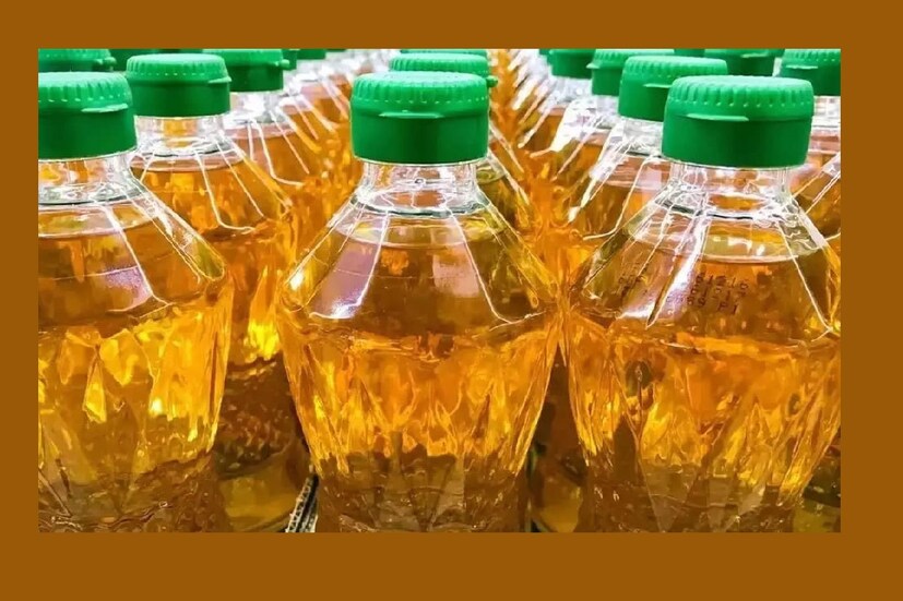না খোলা তেল: মনে করা হয়, সিল কাটা হয়নি এমন বোতলের তেল ২ বছর পর্যন্ত ভালো থাকতে পারে। তবে এজন্য বোতলগুলোকে ঠাণ্ডা এবং অন্ধকার ঘরে সংরক্ষণ করা আবশ্যক। তেলের গন্ধ কিংবা রঙে কোনও পরিবর্তন হচ্ছে কি না সেদিকেও নজর রাখতে হয়। কারণ আবহাওয়ার এদিক ওদিক হলে এই তেল নষ্ট হয়ে যেতে পারে। বিশেষ করে আখরোট তেল, আঙুরের তেল, তিলের তেল এবং অ্যাভোকাডো তেল।
