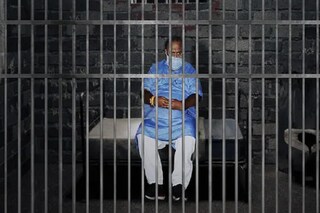 বাইরেএলেন না পার্থ