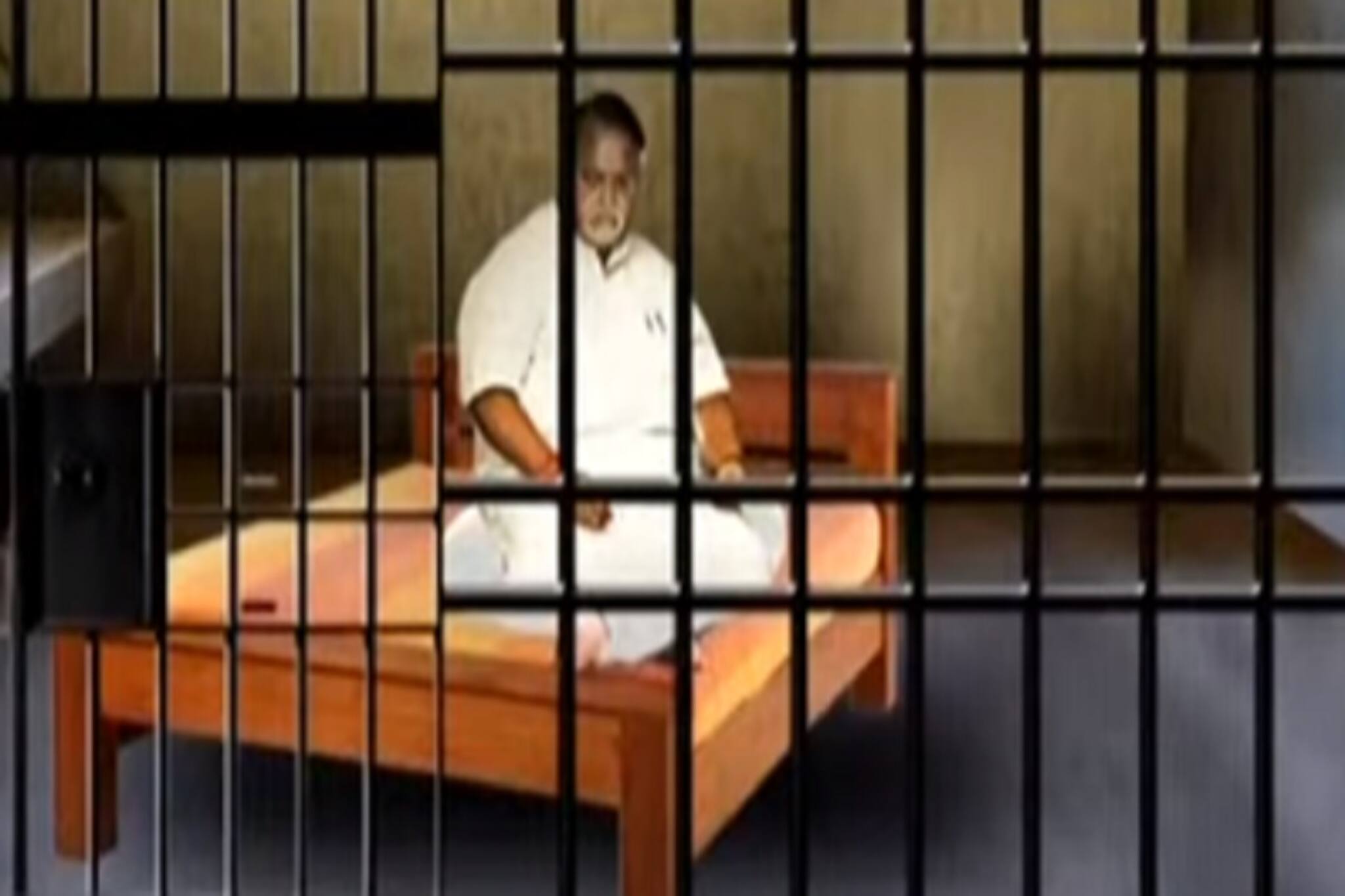 কোর্টে গিয়ে পার্থর মাথায় ঠেকালেন পুজোর ফুল, ভক্তিভরে করলেন দাদার মঙ্গল কামনাও