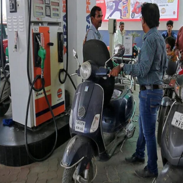 এর জন্য কেবল 92249 92249 নম্বরে এসএমএস পাঠাতে হবে ৷ RSP&lt;স্পেস&gt; পেট্রোল পাম্প ডিলারের কোড লিখে 92249 92249 নম্বরে পাঠাতে হবে ৷ দিল্লির বাসিন্দা পেট্রোল ও ডিজেলের দাম জানতে চাইলে RSP 102072 লিখে 92249 92249 নম্বরে পাঠাতে হবে ৷ প্রতিদিন সকাল ৬টায় দেশের সরকারি তেল সংস্থাগুলি পেট্রোল ও ডিজেলের দাম জারি করে থাকে ৷ পেট্রোল ও ডিজেলের দামের উপরে এক্সাইজ ডিউটি, ডিলার কমিশন ও অন্যান্য চার্জ যুক্ত করার পর প্রায় দ্বিগুণ দাম দিয়ে তেল কিনতে হয় উপভোক্তাদের ৷