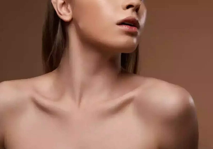 ঘাড় কালো হওয়ার কারণ ঘাড়ের এই কালো দাগ হাইপার পিগমেন্টেশনের কারণে ঘটে। মেলানিন নামক একটি হরমোন ত্বকের রঙের গাঢ়ত্বের জন্য দায়ী। বেশি পরিমাণে মেলানিনের কারণে ত্বকের রং কালো হয়। তাছাড়া সূর্যের ক্ষতিকর রশ্মির কারণে ঘাড়ও কালো হয়ে যায়, যার কারণে নোংরা দেখায়। এছাড়া শরীরে আয়রনের পরিমাণ বেশি থাকায় ত্বকের রং কালচে হয়।
