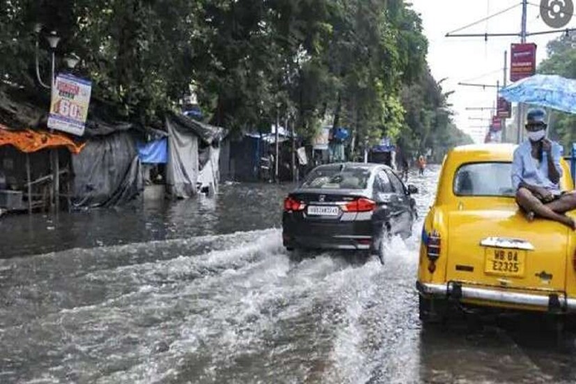 যদিও পূর্বাভাস বলছে, শনিবার কলকাতা সহ দক্ষিণবঙ্গে রবিবারের চেয়ে কম বৃষ্টির সম্ভবনার পূর্বাভাস জারি করেছে আবহাওয়া দফতর৷ হালকা থেকে মাঝারি বিক্ষিপ্তভাবে বৃষ্টি হওয়ার সম্ভবনা রয়েছে৷