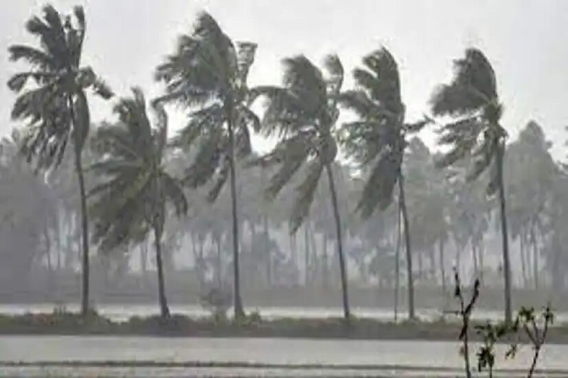 বঙ্গোপসাগরে ঘনীভূত নিম্নচাপ। আগামী দু-এক ঘণ্টার মধ্যে কলকাতা, দক্ষিণ ২৪ পরগণা এবং পশ্চিমবঙ্গের বাঁকুড়া জেলার কিছু অংশে বজ্রবিদ্যুৎ এবং হালকা থেকে মাঝারি বৃষ্টিপাতের সম্ভাবনা রয়েছে। বজ্রপাতের সময় লোকজনকে নিরাপদ স্থানে থাকার পরামর্শ দেওয়া হয়েছে।