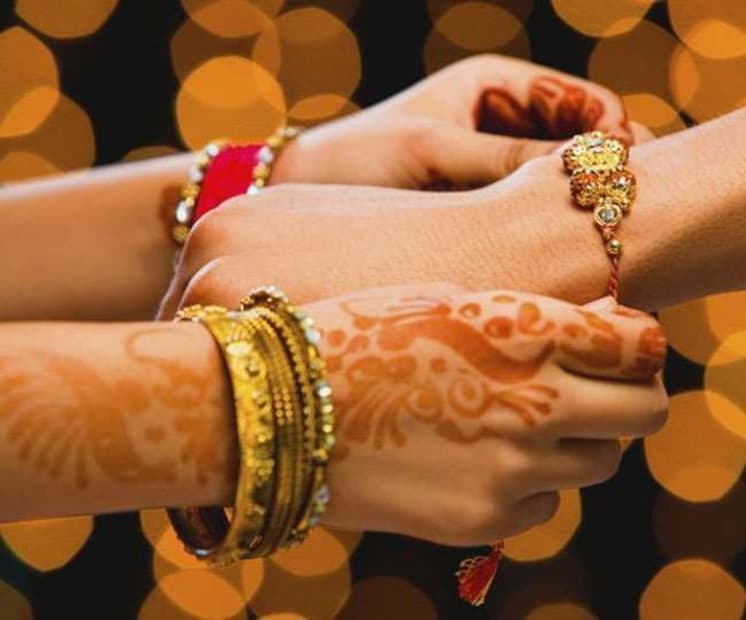 তবে রাখিতে কটা গিঁট বাঁধা উচিত, তা অনেকেই জানেন না। খেয়াল-খুশি মতো কেউ দুটি বা কেউ তিনটি গিঁট বেঁধে দেন। চলুন জেনে নেওয়া যাক শাস্ত্রমতে রাখিতে কটা গিঁট বাঁধবেন?