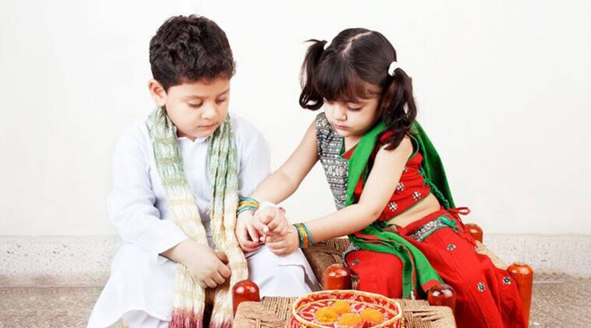 ৫. রাখি বাঁধার সময় ভাইয়ের মাথা কোনও রুমাল দিয়ে ভালো ভাবে ঢেকে দিন। এর ফলে তাঁর আয়ু লম্বা হবে ও সমস্ত সংকট থেকে রক্ষা পাবেন আপনার দাদা বা ভাই।