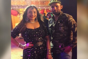 সুতোর বাঁধনে আঁটোসাঁটো পিঠ! খোলা চুল ও টু-পিসে আগুন ঝরাচ্ছেন বাঙালি নায়িকা