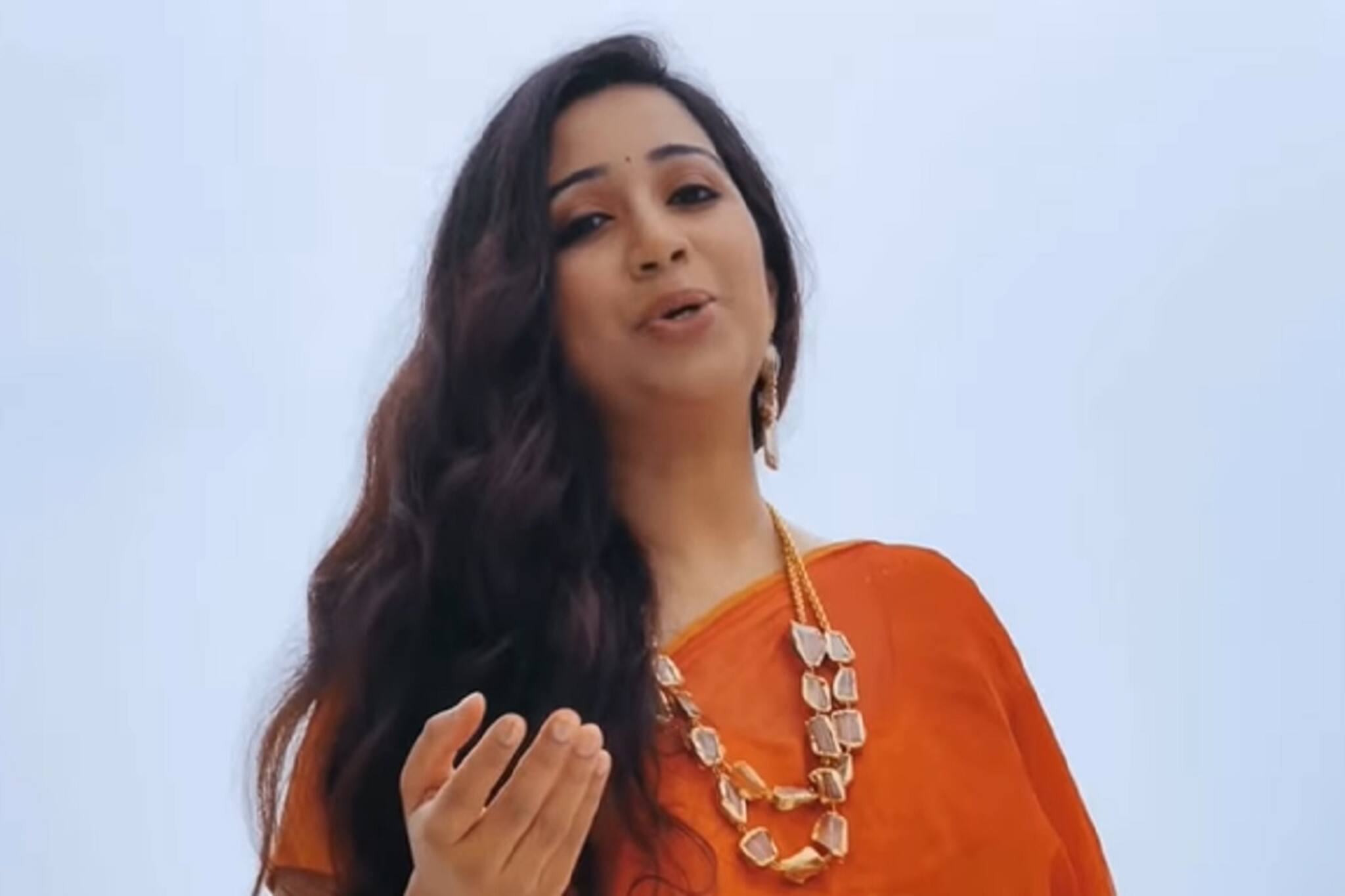 শ্রেয়ার সুরে গণেশ বন্দনা যেন ম্যাজিক! বুদাপেস্টে বেজে উঠল 'জয়দেব জয়দেব'