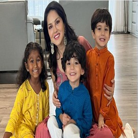 নিন্দুকেদের বুড়ো আঙুল দেখিয়ে বর-তিন ছেলে-মেয়ে নিয়ে সানির খুশির সংসার, দেখুন