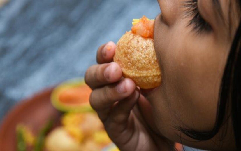 রাস্তার খাবার এড়িয়ে চলুন: অনেকেই কিন্তু বর্ষায় ফুচকা, সিঙ্গারা, নিমকি, খাস্তার মতো রাস্তার খাবার খেতে পছন্দ করেন। তবে এই সময়ে বাইরের কোনো রাস্তার খাবার না খাওয়ার চেষ্টা করুন। আপনি চাইলে ঘরেই বানিয়ে খেতে পারেন আপনার প্রিয় ফুচকা।