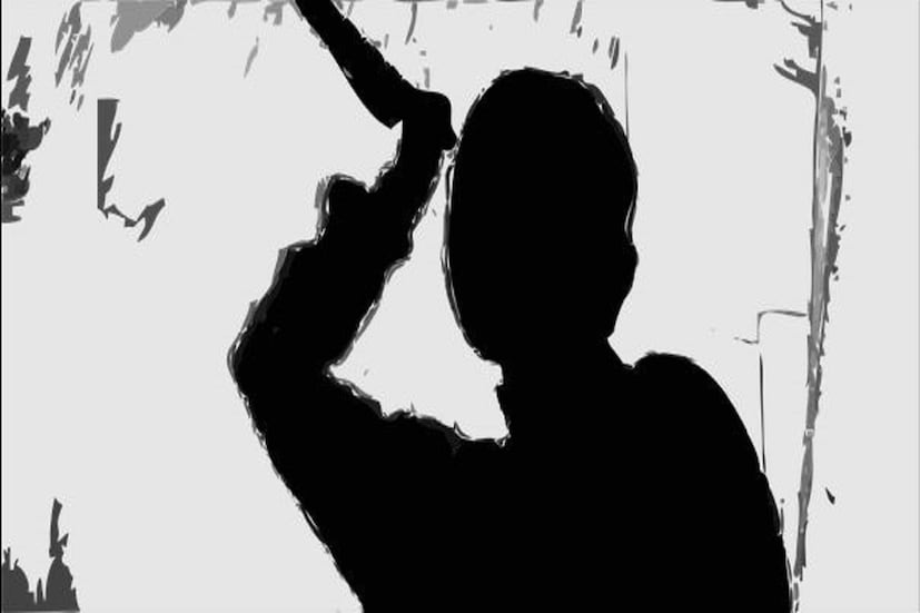 জানা যায় মৃতের নাম ইন্দ্র দেবনাথ৷ সোমবার ভোরে নিজের ছেলে তাঁর বাবাকে ধারালো অস্ত্র দিয়ে কুপিয়ে খুন করে। অভিযোগ মা সীমা হালদার ছেলেকে আটকাতে গেলে তাকেও বাঁ হাতে ধারালো অস্ত্রের কোপ মারে ছেলে। Photo- Representative 