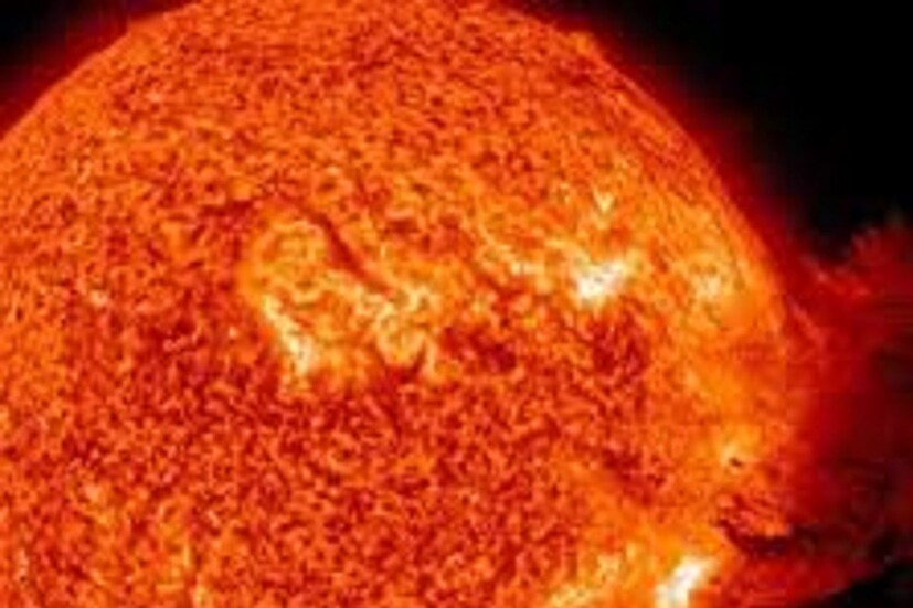 বিজ্ঞানীরা বলছেন, এই দীর্ঘ সময়ের পর থেকে ধীরে ধীরে সূর্যের কেন্দ্রের দিকের হাইড্রোজেন গ্যাস কমে আসবে। শেষ এক সপ্তাহে সূর্যে ১৭টি বড় বিস্ফোরণ হয়েছে নটি সৌর কলঙ্ক তৈরি হয়েছে। 