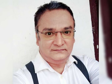 ধারালো অস্ত্র দিয়ে আঘাত করে আত্মহত্যার চেষ্টা! হাসপাতালে ভর্তি অভিনেতা শৈবাল ভট্টাচার্য 