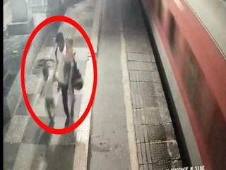 বিকেল থেকেই এক দম্পতি তাঁদের সন্তানদের নিয়ে পাঁচ নম্বর প্ল্যাটফর্মে বসে ছিলেন