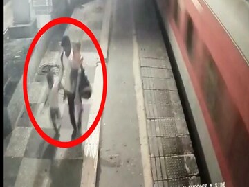 বিকেল থেকেই এক দম্পতি তাঁদের সন্তানদের নিয়ে পাঁচ নম্বর প্ল্যাটফর্মে বসে ছিলেন