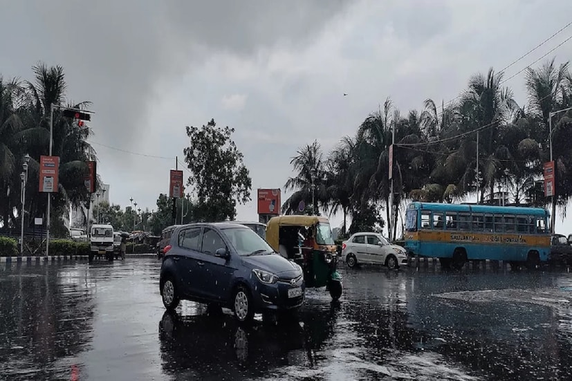 নিম্নচাপ ঝাড়খণ্ড ও ছত্তিশগড়ের দিকে সরে গেলেও তার প্রভাব থাকবে রবিবারও। পশ্চিমের কিছু জেলাতেও থাকছে বৃষ্টির সম্ভাবনা। সকালে বৃষ্টি হলেও কলকাতা-সহ বেশিরভাগ জেলাতে বেলা বাড়লে আবহাওয়ার উন্নতি পারে বলে হাওয়া অফিস সূত্রে খবর। আজও সমুদ্র তীরে দমকা ঝোড়ো হাওয়া। মৎস্যজীবী ও পর্যটকদের জন্য সতর্কবার্তা। প্রতীকী ছবি। প্রতিবেদন: বিশ্বজিৎ সাহা। 