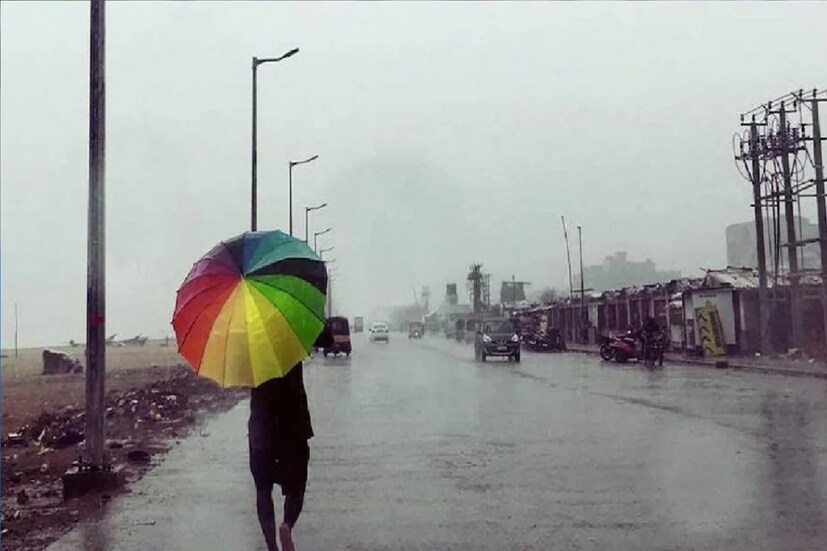 আবহাওয়া দফতর সূত্রে খবর, কলকাতায় আর দু-এক ঘণ্টার মধ্যেই ঝড়বৃষ্টি হতে পারে। আমজনতাকে নিরাপদে থাকার নির্দেশ দিয়েছে হাওয়া অফিস। প্রতীকী ছবি। প্রতিবেদন: বিশ্বজিৎ সাহা। 